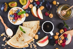Zdrowy śniadaniowy muesli i krepy z świeżymi jagodami, owoc obraz royalty free Zdrowy śniadaniowy muesli i krepy z świeżymi jagodami, owoc obraz royalty free
