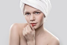 Zdrój dziewczyna Piękna młoda kobieta Po Kąpielowego macania Jej twarz idealna skóra Skincare młody skóry obraz royalty free Zdrój dziewczyna Piękna młoda kobieta Po Kąpielowego macania Jej twarz idealna skóra Skincare młody skóry obraz royalty free