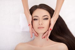 Zdrój Piękna młoda kobieta Dostaje twarzy traktowanie przy piękno Sa zdjęcia stock Zdrój Piękna młoda kobieta Dostaje twarzy traktowanie przy piękno Sa zdjęcia stock