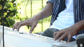 Zeer belangrijke raad van het spel de Elektronische muzikale instrument Zeer belangrijke raad van het spel de Elektronische muzikale instrument