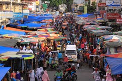 Zeer overvolle traditionele markt in Sumatra