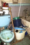 Zeer vuil toilet en veronachtzaamde badkamers stock afbeelding Zeer vuil toilet en veronachtzaamde badkamers stock afbeelding
