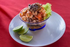 Zeevruchten ceviche, typische schotel van Midden-Amerika, Mexico, Peru Met garnalen en mosselen en kalk stock afbeelding Zeevruchten ceviche, typische schotel van Midden-Amerika, Mexico, Peru Met garnalen en mosselen en kalk stock afbeelding