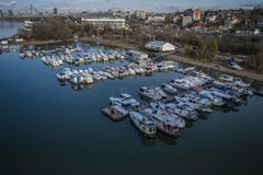 Zegarek nad schronieniem od ada mostu zdjęcia stock Zegarek nad schronieniem od ada mostu zdjęcia stock