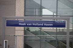 Zeichen am hellen Bahnhof Hoek-Packwagen Holland, in dem Halt für das Hoekse Lijn aber wegen technischen i noch nicht laufen gesc stockbilder Zeichen am hellen Bahnhof Hoek-Packwagen Holland, in dem Halt für das Hoekse Lijn aber wegen technischen i noch nicht laufen gesc stockbilder