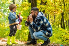 Zeigen des kranken Vaters, der am Herbstpark niest Kalte Grippe-Saison, laufende Nase Hallo Herbsttschüss Sommer Netter Junge mit stockbild Zeigen des kranken Vaters, der am Herbstpark niest Kalte Grippe-Saison, laufende Nase Hallo Herbsttschüss Sommer Netter Junge mit stockbild