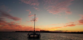 Zeilboot in de Zonsondergang royalty-vrije stock foto Zeilboot in de Zonsondergang royalty-vrije stock foto