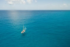 Zeilboot in Helder Blauw Water - Luchtmening - Isla Mujeres, Mexico stock fotografie Zeilboot in Helder Blauw Water - Luchtmening - Isla Mujeres, Mexico stock fotografie