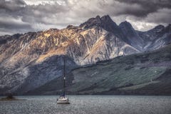 Zeilboot op Glenorchy-meer wordt verankerd dat royalty-vrije stock afbeeldingen Zeilboot op Glenorchy-meer wordt verankerd dat royalty-vrije stock afbeeldingen
