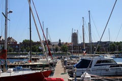 Zeilboten en jachten bij de jachthaven van Dunkirk worden vastgelegd die royalty-vrije stock foto Zeilboten en jachten bij de jachthaven van Dunkirk worden vastgelegd die royalty-vrije stock foto