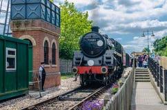 In Zeit auf der Glockenblume-Eisenbahn bei Ost-Grinstead im Sommer zurück reisen lizenzfreie stockbilder In Zeit auf der Glockenblume-Eisenbahn bei Ost-Grinstead im Sommer zurück reisen lizenzfreie stockbilder