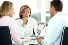 Zeit für eine Entscheidung in der Bank lizenzfreies stockfoto Zeit für eine Entscheidung in der Bank lizenzfreies stockfoto