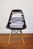 Zeitgenössischer schwarzer speisender Stuhl mit Stapel Büchern stockfotografie Zeitgenössischer schwarzer speisender Stuhl mit Stapel Büchern stockfotografie