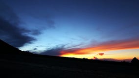 Zeitlupe-Schattenbild-Paare, die bei Sonnenuntergang laufen Zeitlupe-Schattenbild-Paare, die bei Sonnenuntergang laufen