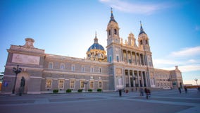 Zeitspanne der Vorderansicht 4k sonniger Tages-Madrid-almudena Kathedrale Spanien Zeitspanne der Vorderansicht 4k sonniger Tages-Madrid-almudena Kathedrale Spanien