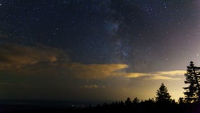 Zeitspanne-Film der Milchstraße mit bewegenden Wolken und des Shooting Stars nachts vom Lärchen-Berg in Portland Oregon 1080p stock video Zeitspanne-Film der Milchstraße mit bewegenden Wolken und des Shooting Stars nachts vom Lärchen-Berg in Portland Oregon 1080p stock video