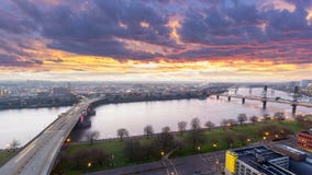 Zeitspanne UHD 4k des bunten Sonnenaufgangs und der Ampel schleppt über im Stadtzentrum gelegener Stadt von Portland Oregon stock footage Zeitspanne UHD 4k des bunten Sonnenaufgangs und der Ampel schleppt über im Stadtzentrum gelegener Stadt von Portland Oregon stock footage