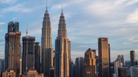 Zeitspanne von Kuala Lumpur-Stadtzentrumskylinen während des Sonnenuntergangs stock footage Zeitspanne von Kuala Lumpur-Stadtzentrumskylinen während des Sonnenuntergangs stock footage