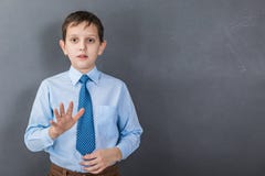 Zekere jongensstudent vóór donkere achtergrond met exemplaar-ruimte stock foto's Zekere jongensstudent vóór donkere achtergrond met exemplaar-ruimte stock foto's