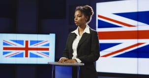 Zekere spreker die land op conferentie voorstellen stock videobeelden Zekere spreker die land op conferentie voorstellen stock videobeelden