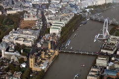 Zeldzame hoge hoek of vogelogenmening van iconische stad van Londen met de rivier van Theems, het oogwiel van Londen, bruggen en stock foto Zeldzame hoge hoek of vogelogenmening van iconische stad van Londen met de rivier van Theems, het oogwiel van Londen, bruggen en stock foto