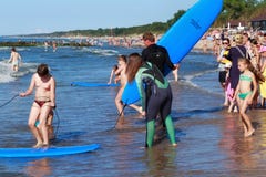 ZELENOGRADSK, RÉGION DE KALININGRAD, RUSSIE - 29 JUILLET 2017 : Surfers inconnus avec la planche de surf se tenant sur une plage Photos stock ZELENOGRADSK, RÉGION DE KALININGRAD, RUSSIE - 29 JUILLET 2017 : Surfers inconnus avec la planche de surf se tenant sur une plage Photos stock