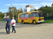 Zelenogradsk, Ρωσία Το λεωφορείο με το σταθμό επιγραφής της διάσωσης +costs στην οδό μπλε καλοκαίρι της Ρωσίας στεγών περιοχών σπ στοκ φωτογραφίες με δικαίωμα ελεύθερης χρήσης Zelenogradsk, Ρωσία Το λεωφορείο με το σταθμό επιγραφής της διάσωσης +costs στην οδό μπλε καλοκαίρι της Ρωσίας στεγών περιοχών σπ στοκ φωτογραφίες με δικαίωμα ελεύθερης χρήσης
