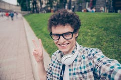 Zelf-portret van het krullende haired leuke aantrekkelijke dwaze glimlachen fu stock fotografie Zelf-portret van het krullende haired leuke aantrekkelijke dwaze glimlachen fu stock fotografie