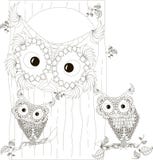 Zentangle, família preto e branco estilizado das corujas que senta-se na cavidade e em ramos do tronco de árvore, mão tirada, vet ilustração royalty free Zentangle, família preto e branco estilizado das corujas que senta-se na cavidade e em ramos do tronco de árvore, mão tirada, vet ilustração royalty free