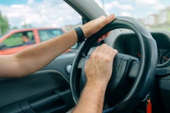 Zenuwachtige mannelijke bestuurders duwende autohoorn in verkeersspitsuur royalty-vrije stock afbeeldingen Zenuwachtige mannelijke bestuurders duwende autohoorn in verkeersspitsuur royalty-vrije stock afbeeldingen