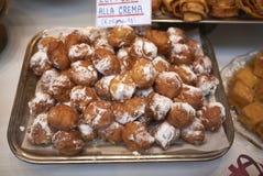 Zeppole, итальянская масленица сладкая в магазине пекарни стоковые фотографии rf Zeppole, итальянская масленица сладкая в магазине пекарни стоковые фотографии rf