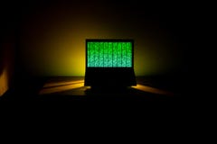 zerhacken Computer-Datenverarbeitung Bin?r Code auf dem Schirm stockfoto zerhacken Computer-Datenverarbeitung Bin?r Code auf dem Schirm stockfoto