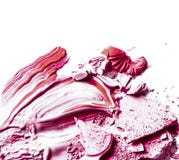 Zerquetschte Lidschatten-, Pulver- und Grundierungsnahaufnahme lokalisiert auf weißem Hintergrund lizenzfreies stockbild Zerquetschte Lidschatten-, Pulver- und Grundierungsnahaufnahme lokalisiert auf weißem Hintergrund lizenzfreies stockbild
