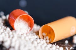 Zerstreute Kapsel Apothekenhintergrund auf einer schwarzen Tabelle Tabletten auf einem schwarzen Hintergrund Pillen Medizin und g Lizenzfreie Stockfotos Zerstreute Kapsel Apothekenhintergrund auf einer schwarzen Tabelle Tabletten auf einem schwarzen Hintergrund Pillen Medizin und g Lizenzfreie Stockfotos