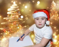 Zes éénjarigen leuk weinig jongen die met rode Kerstmis GLB een brief binnen schrijven aan Santa Claus dichtbij de Kerstboom Held royalty-vrije stock fotografie Zes éénjarigen leuk weinig jongen die met rode Kerstmis GLB een brief binnen schrijven aan Santa Claus dichtbij de Kerstboom Held royalty-vrije stock fotografie