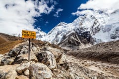 Zet Everest op van wegwijzers voorzien stock foto Zet Everest op van wegwijzers voorzien stock foto