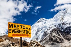 Zet Everest op van wegwijzers voorzien Himalayagebergte stock afbeelding Zet Everest op van wegwijzers voorzien Himalayagebergte stock afbeelding