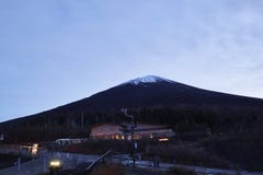 Zet Fuji op enshrouded in wolken stock foto Zet Fuji op enshrouded in wolken stock foto