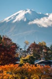 Zet Fuji-Weergeven in de Herfst in Japan op stock foto Zet Fuji-Weergeven in de Herfst in Japan op stock foto