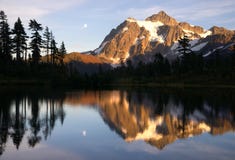 Zet MT op Cascades van het het Meernoorden van het Shuksan de Hoge Piekbeeld royalty-vrije stock foto Zet MT op Cascades van het het Meernoorden van het Shuksan de Hoge Piekbeeld royalty-vrije stock foto