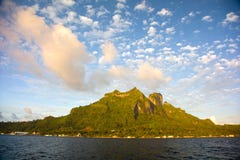 Zet Otemanu, Bora Bora, Franse Zuid-Pacifisch Polynesia op, stock afbeelding Zet Otemanu, Bora Bora, Franse Zuid-Pacifisch Polynesia op, stock afbeelding