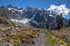 Zet Shuksan van Meer Ann Trail in September op royalty-vrije stock fotografie Zet Shuksan van Meer Ann Trail in September op royalty-vrije stock fotografie