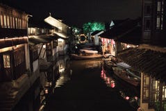 ZHOUZHUANG, CINA: Vecchie case e riflessione del ponte in un canale del villaggio immagini stock libere da diritti ZHOUZHUANG, CINA: Vecchie case e riflessione del ponte in un canale del villaggio immagini stock libere da diritti