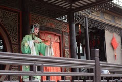 ZHOUZHUANG, КИТАЙ: Талантливый совершитель оперы поя оперу Kunqu, одну из самых старых форм китайской оперы, на Zhouzhuang старом стоковое фото rf ZHOUZHUANG, КИТАЙ: Талантливый совершитель оперы поя оперу Kunqu, одну из самых старых форм китайской оперы, на Zhouzhuang старом стоковое фото rf