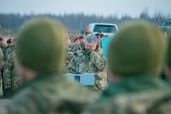 Zhytomyr, Ucrania - 21 de noviembre de 2018: Presidente Poroshenko visitó el centro de formación de tropas aerotransportadas imagen de archivo Zhytomyr, Ucrania - 21 de noviembre de 2018: Presidente Poroshenko visitó el centro de formación de tropas aerotransportadas imagen de archivo