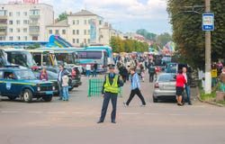 Zhytomyr Ukraina - September 05, 2015: Trafikpolis som riktar bilar i en korsning väg arkivbilder Zhytomyr Ukraina - September 05, 2015: Trafikpolis som riktar bilar i en korsning väg arkivbilder