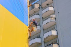 Zhytomyr Ukraina, Wrzesień, - 05, 2015: Dachowy cleaning z wysokość naciskiem fotografia stock Zhytomyr Ukraina, Wrzesień, - 05, 2015: Dachowy cleaning z wysokość naciskiem fotografia stock