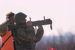 Zhytomyr, Ukraine - 5 mars 2015 : Tir militaire de bazooka au warfield photographie stock Zhytomyr, Ukraine - 5 mars 2015 : Tir militaire de bazooka au warfield photographie stock