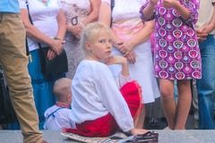 Zhytomyr, Украина - 3-ье октября 2015: девушка усмехаясь в толпе стоковое изображение Zhytomyr, Украина - 3-ье октября 2015: девушка усмехаясь в толпе стоковое изображение
