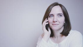 Zie mijn andere werken in portefeuille dame Vrij glimlachende vrouw die op middelbare leeftijd op de telefoon spreken stock video Zie mijn andere werken in portefeuille dame Vrij glimlachende vrouw die op middelbare leeftijd op de telefoon spreken stock video